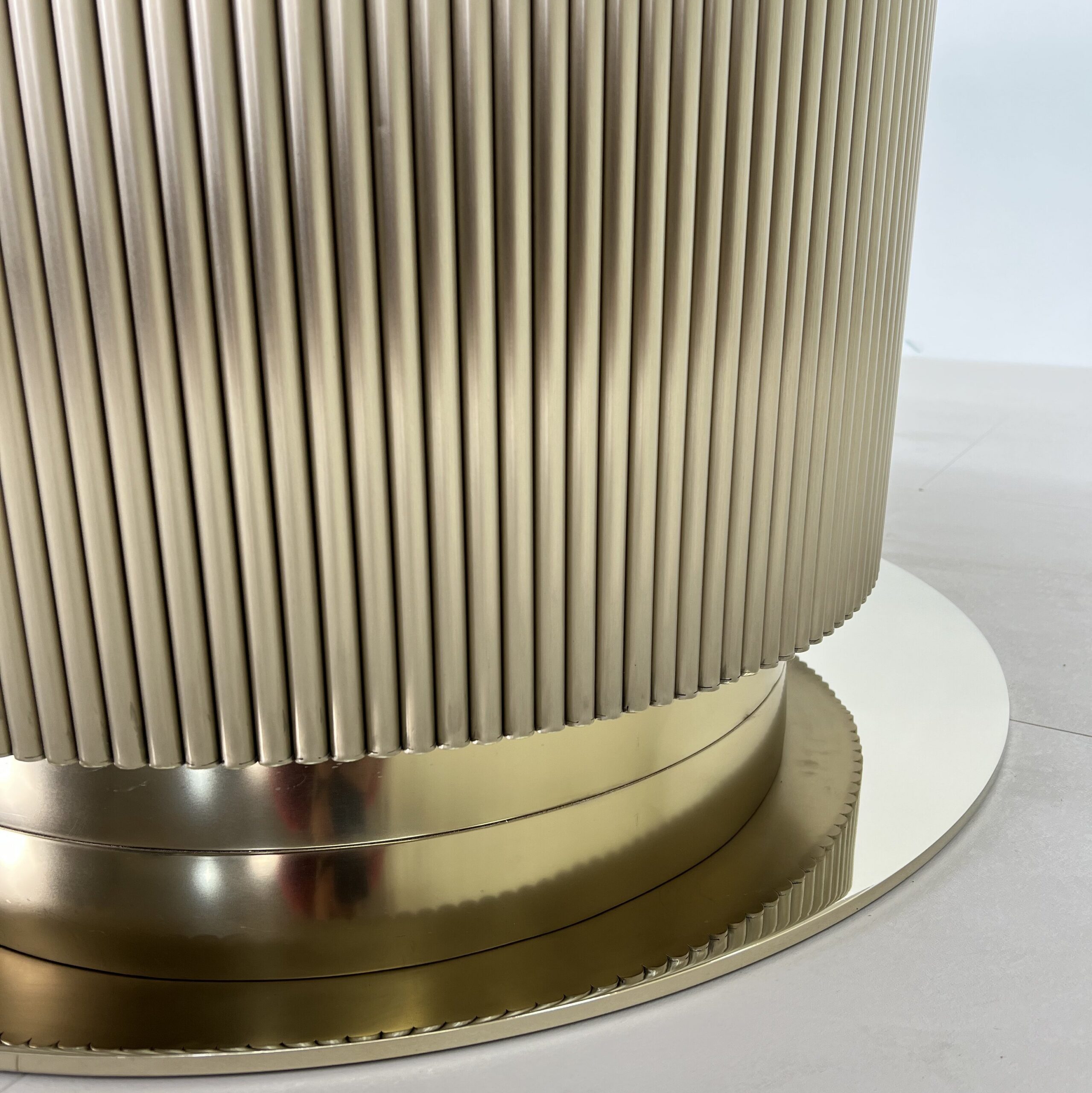1.8m Round Dining Table Three‑dimensional Vertical‑strip Stainless‑Steel Cylindrical Base MJ1310 - 图片 3