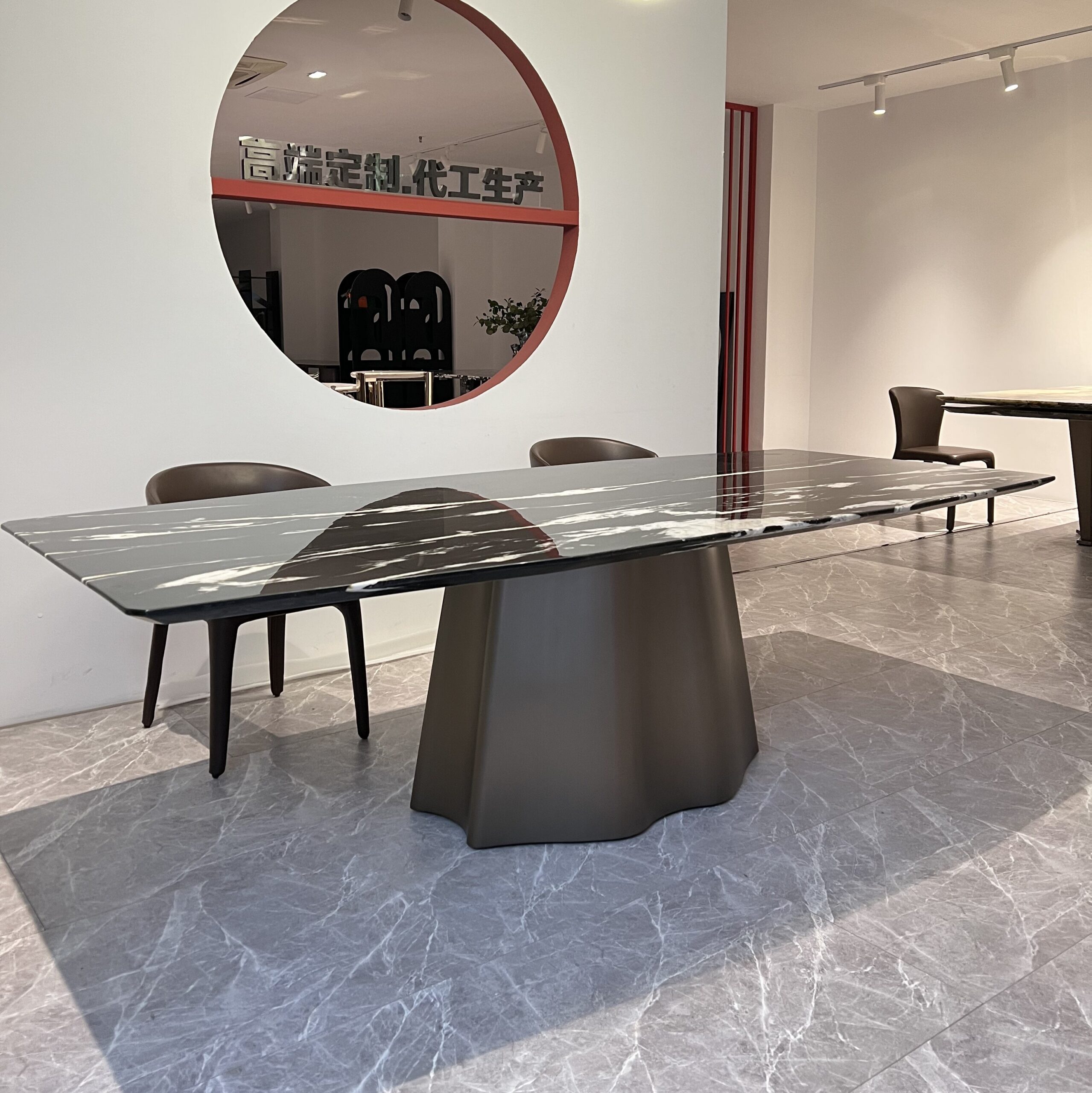 2.6m Dining Table With Single Multi‑Faceted Flared Base MJ1363 - 图片 2