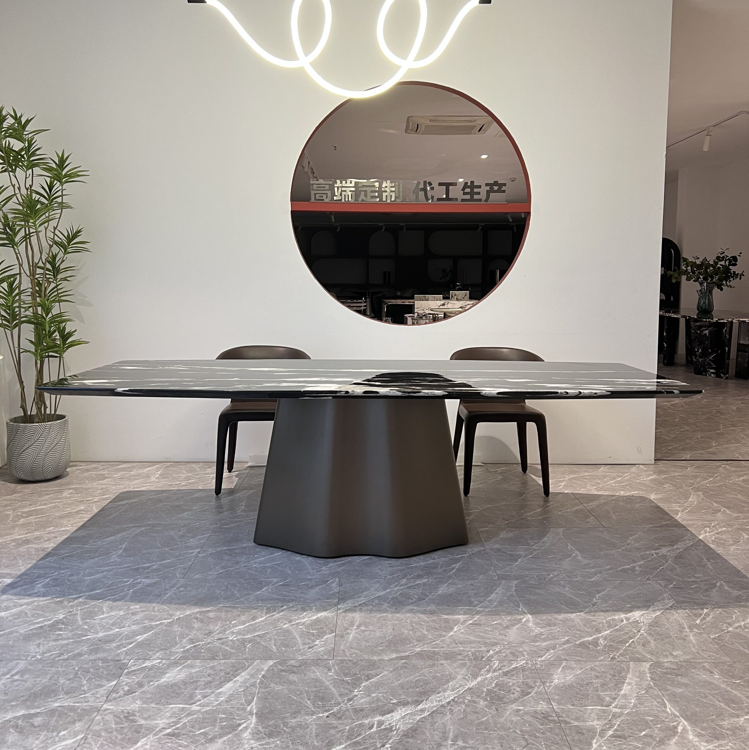 2.6m Dining Table With Single Multi‑Faceted Flared Base MJ1363 - 图片 3