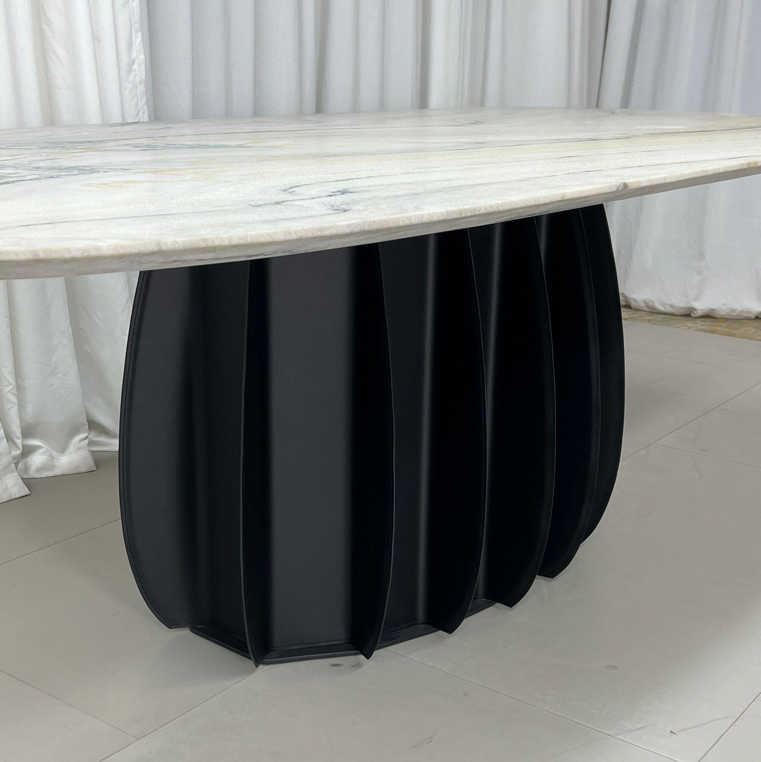 2.4m Dining Table with Single Fluted Pumpkin‑Shaped Base MJ1358 - 图片 4
